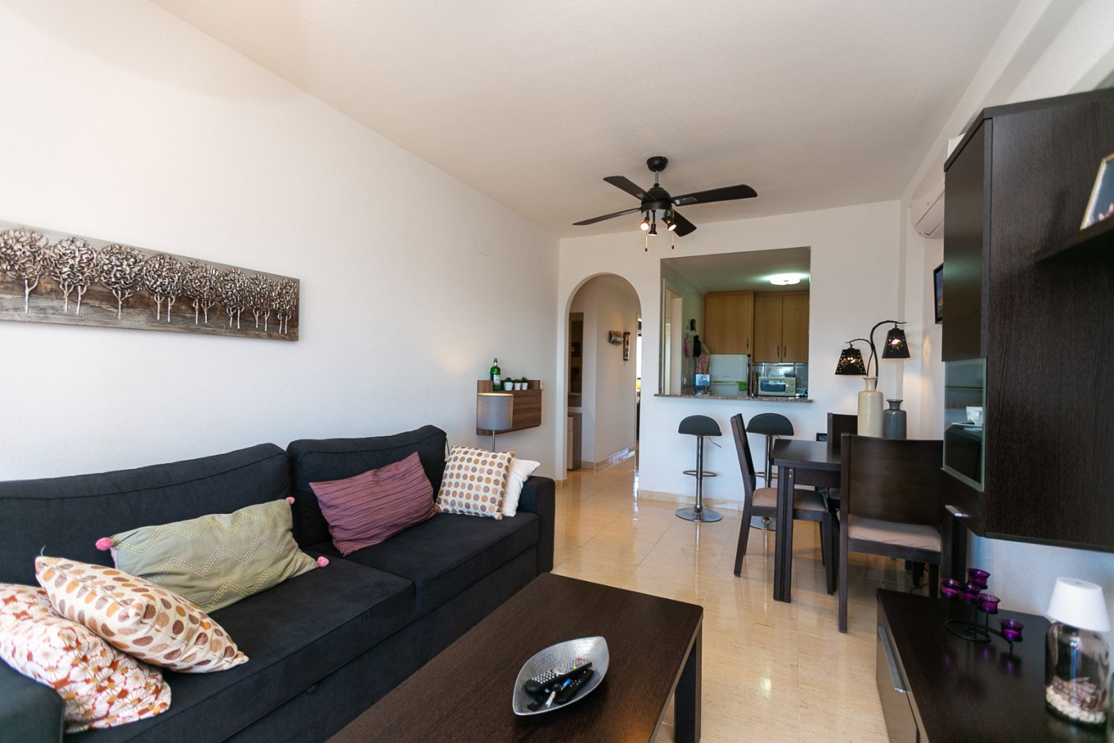 Entdecken Sie diese fantastische Wohnung in der prestigeträchtigen Wohnanlage Los Altos de Campoamor, einer der bekanntesten und gefragtesten Urbanis