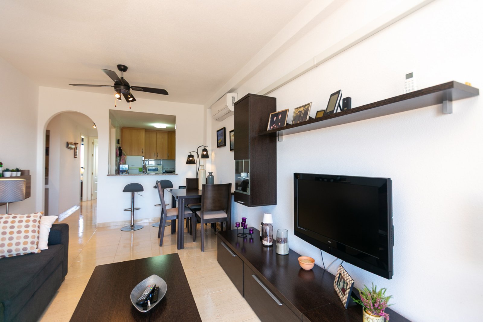 Entdecken Sie diese fantastische Wohnung in der prestigeträchtigen Wohnanlage Los Altos de Campoamor, einer der bekanntesten und gefragtesten Urbanis