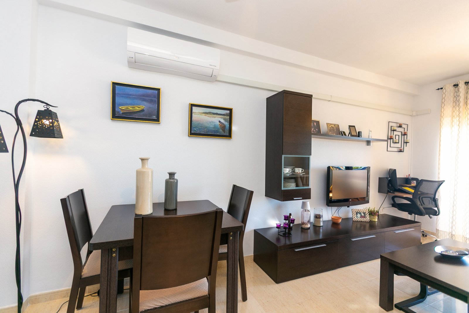 Entdecken Sie diese fantastische Wohnung in der prestigeträchtigen Wohnanlage Los Altos de Campoamor, einer der bekanntesten und gefragtesten Urbanis