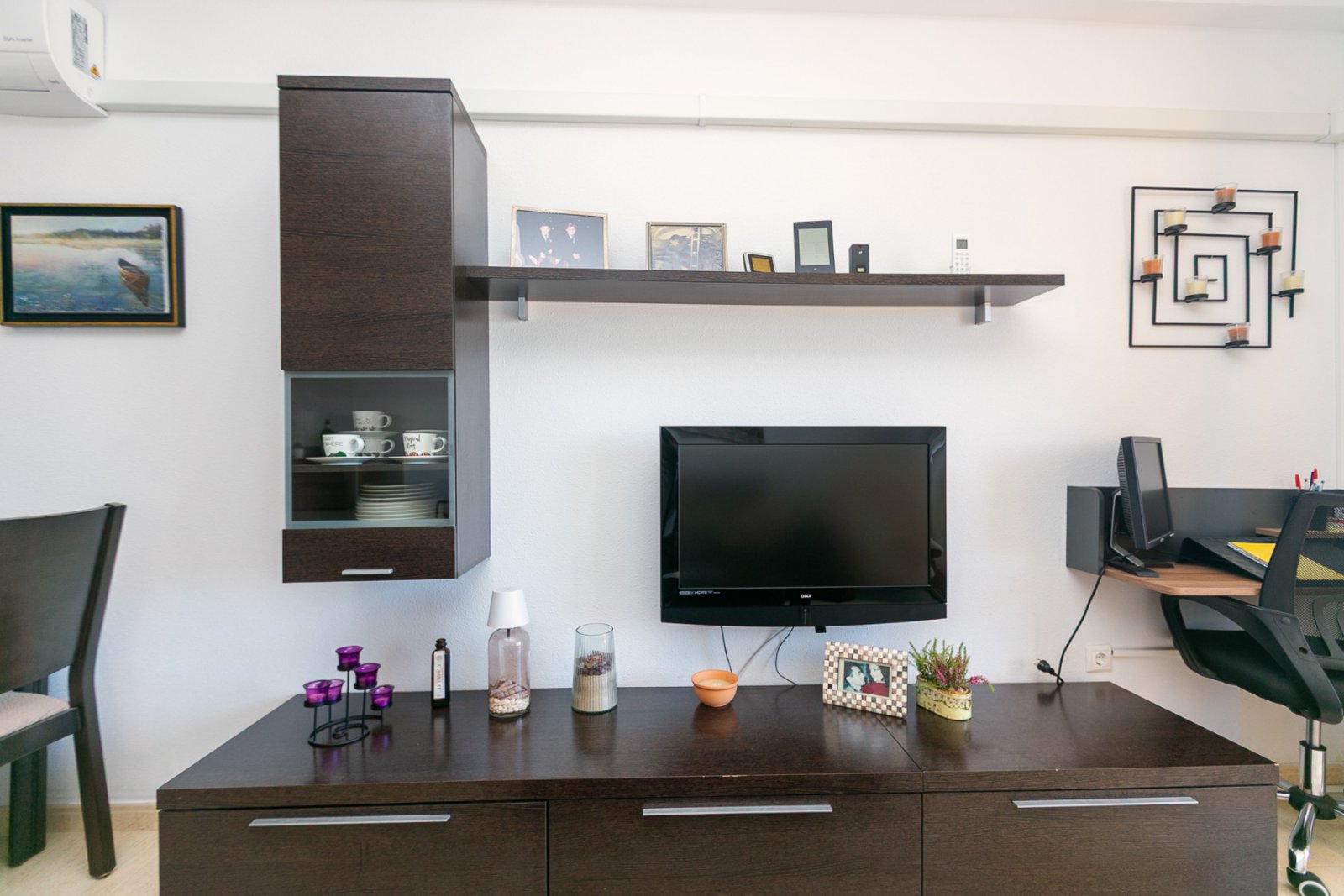 Entdecken Sie diese fantastische Wohnung in der prestigeträchtigen Wohnanlage Los Altos de Campoamor, einer der bekanntesten und gefragtesten Urbanis