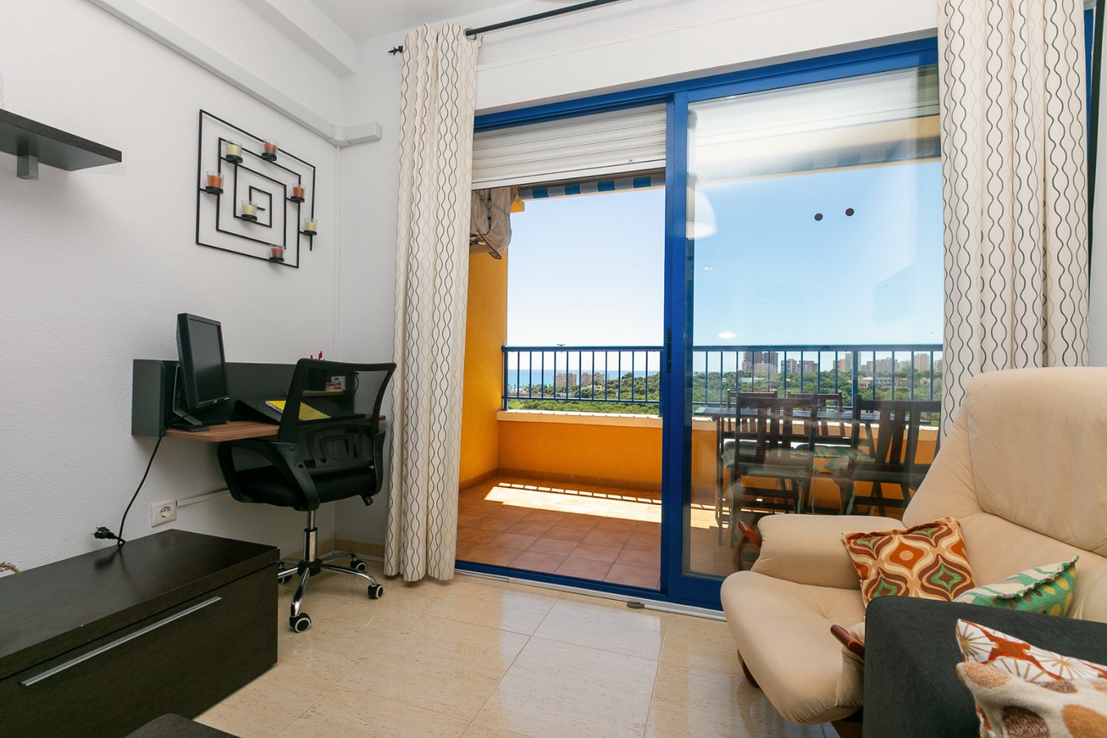 Entdecken Sie diese fantastische Wohnung in der prestigeträchtigen Wohnanlage Los Altos de Campoamor, einer der bekanntesten und gefragtesten Urbanis