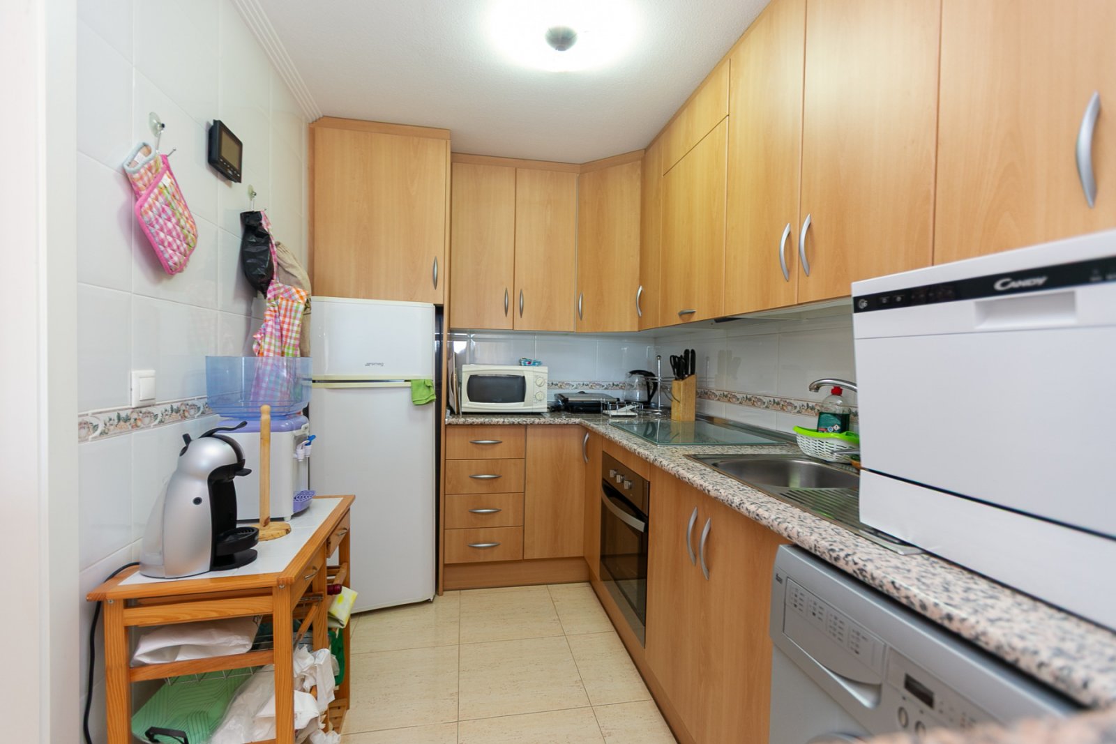 Entdecken Sie diese fantastische Wohnung in der prestigeträchtigen Wohnanlage Los Altos de Campoamor, einer der bekanntesten und gefragtesten Urbanis