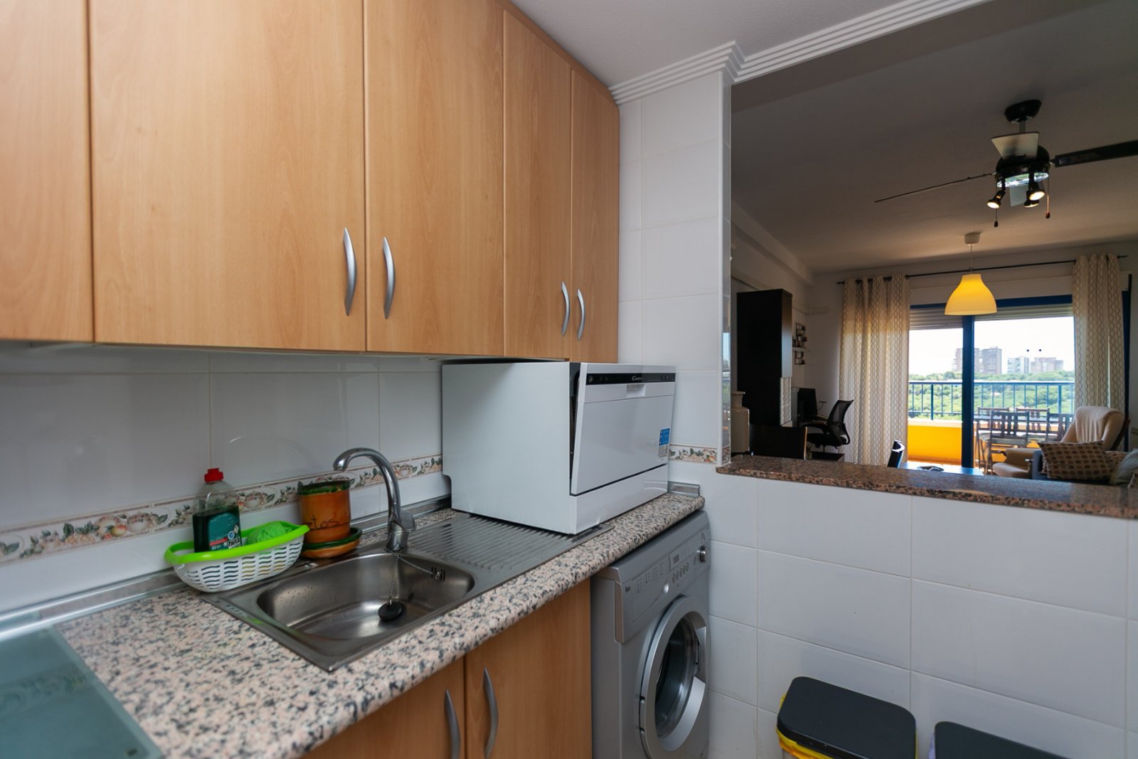 Entdecken Sie diese fantastische Wohnung in der prestigeträchtigen Wohnanlage Los Altos de Campoamor, einer der bekanntesten und gefragtesten Urbanis