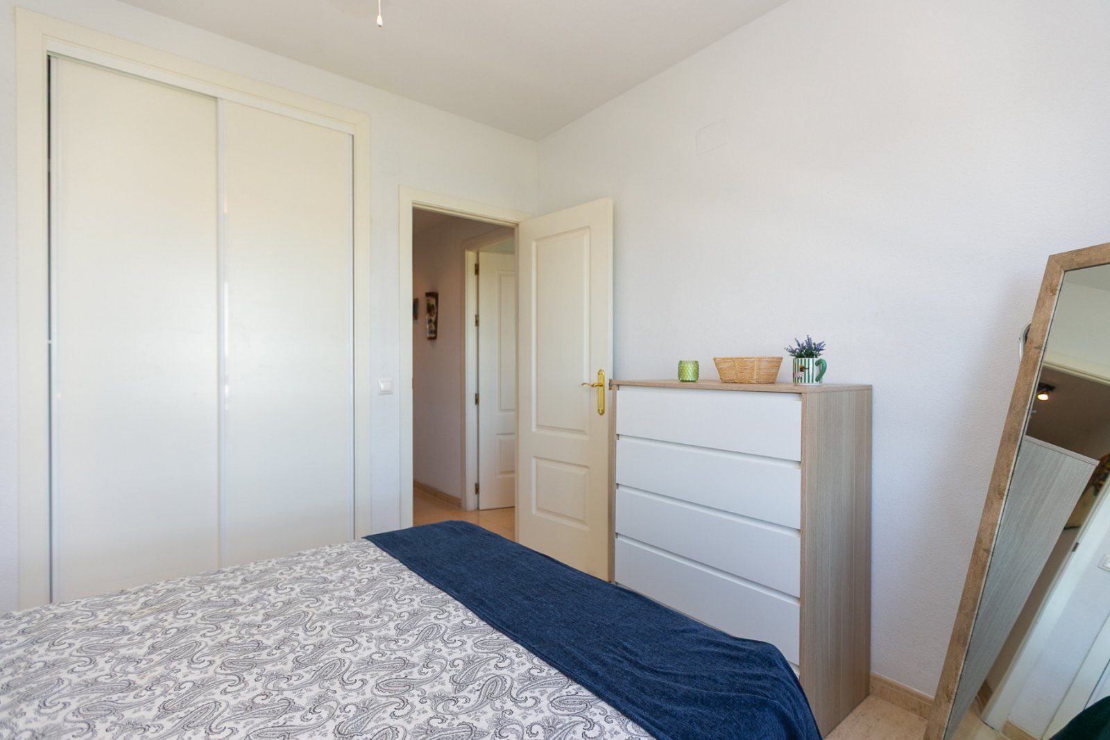Entdecken Sie diese fantastische Wohnung in der prestigeträchtigen Wohnanlage Los Altos de Campoamor, einer der bekanntesten und gefragtesten Urbanis