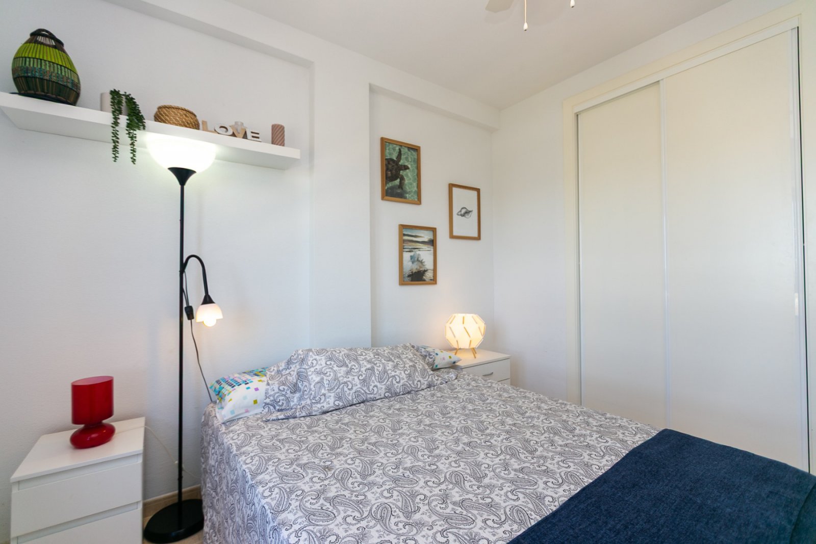 Entdecken Sie diese fantastische Wohnung in der prestigeträchtigen Wohnanlage Los Altos de Campoamor, einer der bekanntesten und gefragtesten Urbanis
