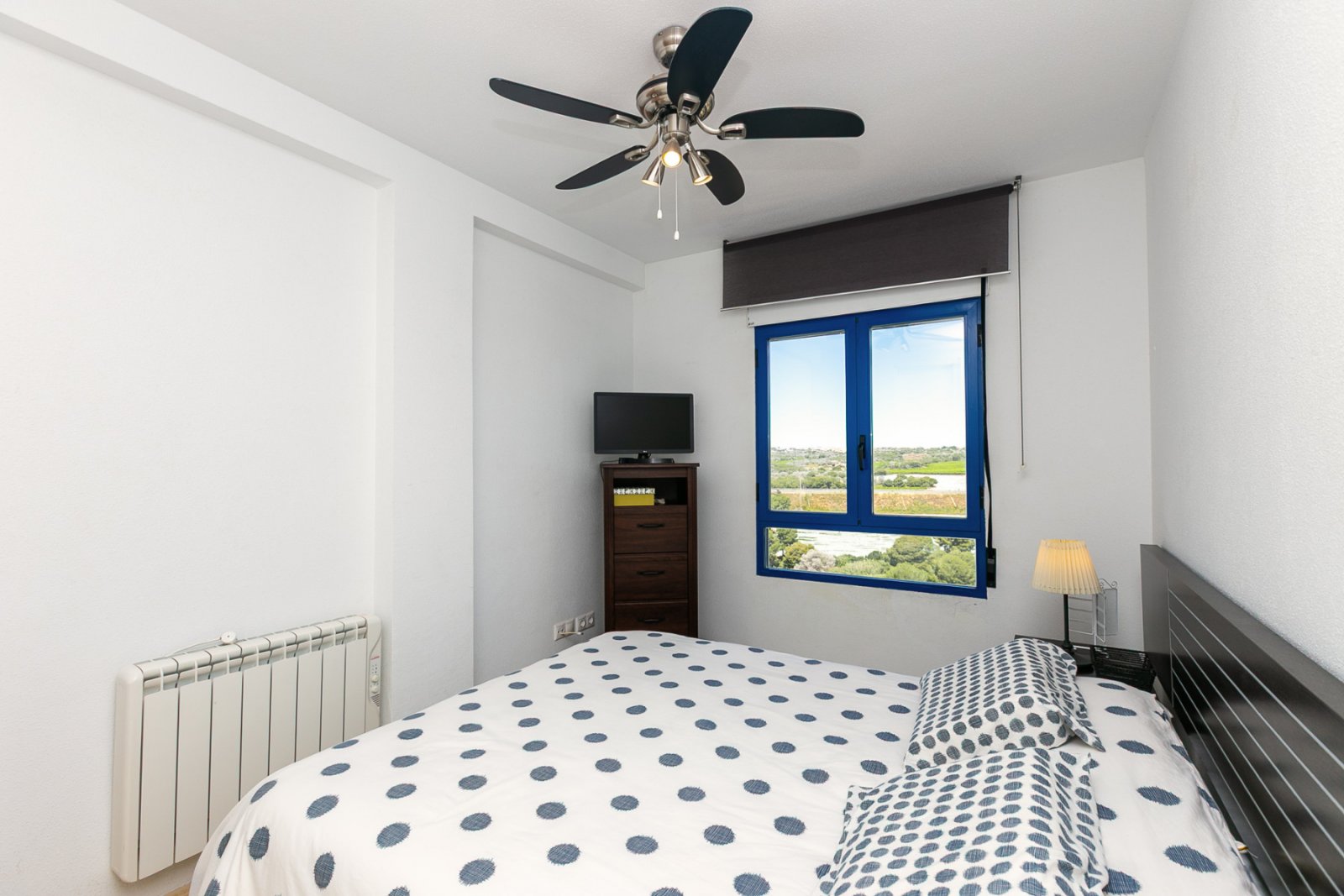 Entdecken Sie diese fantastische Wohnung in der prestigeträchtigen Wohnanlage Los Altos de Campoamor, einer der bekanntesten und gefragtesten Urbanis