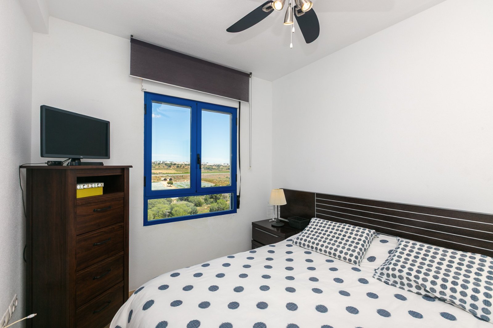 Entdecken Sie diese fantastische Wohnung in der prestigeträchtigen Wohnanlage Los Altos de Campoamor, einer der bekanntesten und gefragtesten Urbanis