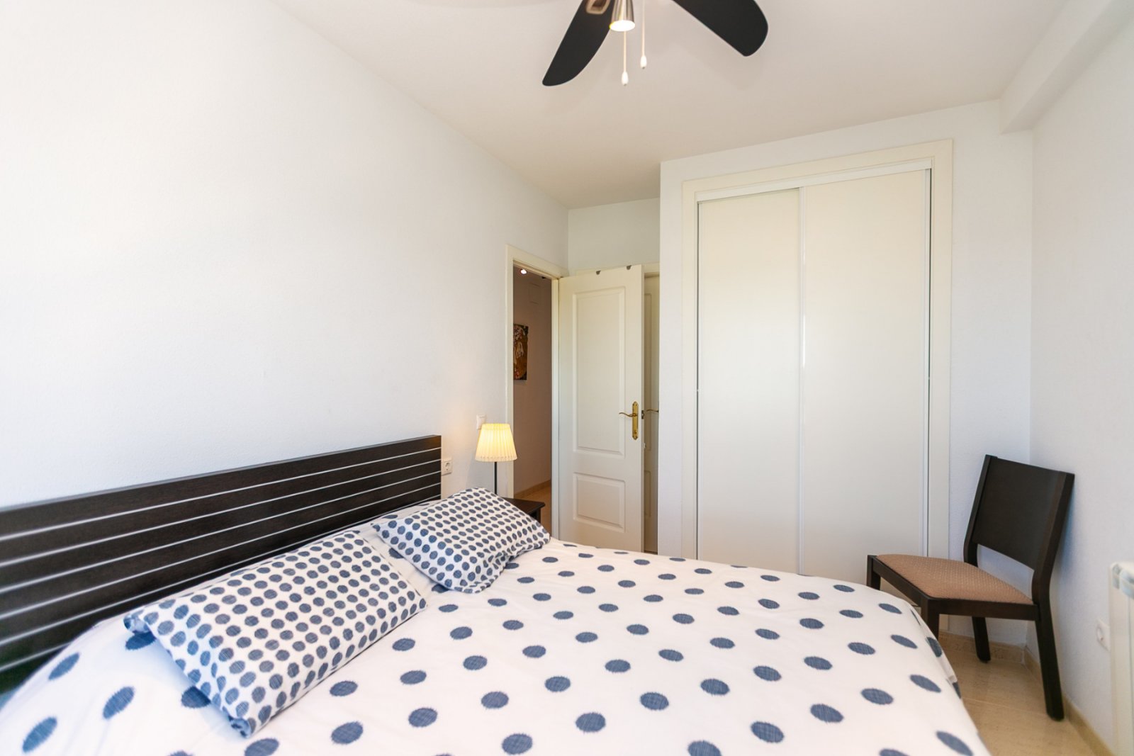 Entdecken Sie diese fantastische Wohnung in der prestigeträchtigen Wohnanlage Los Altos de Campoamor, einer der bekanntesten und gefragtesten Urbanis