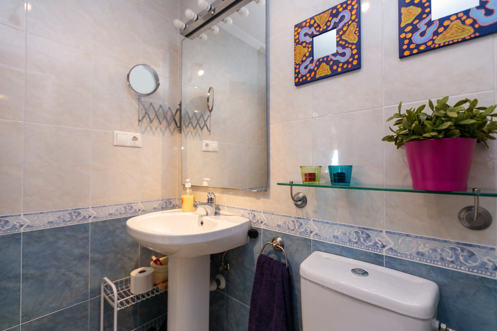 Entdecken Sie diese fantastische Wohnung in der prestigeträchtigen Wohnanlage Los Altos de Campoamor, einer der bekanntesten und gefragtesten Urbanis
