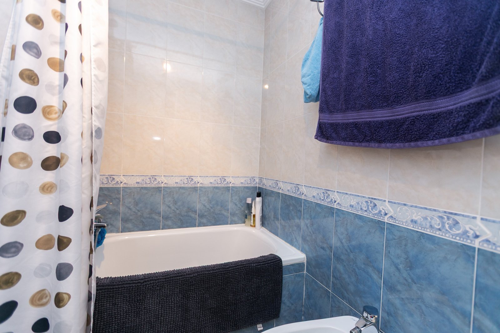 Entdecken Sie diese fantastische Wohnung in der prestigeträchtigen Wohnanlage Los Altos de Campoamor, einer der bekanntesten und gefragtesten Urbanis