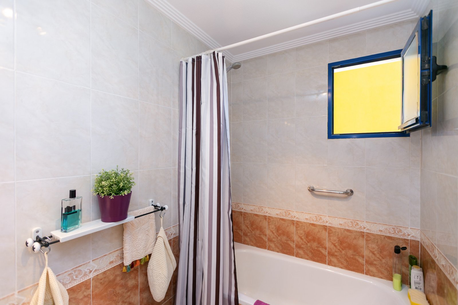 Entdecken Sie diese fantastische Wohnung in der prestigeträchtigen Wohnanlage Los Altos de Campoamor, einer der bekanntesten und gefragtesten Urbanis