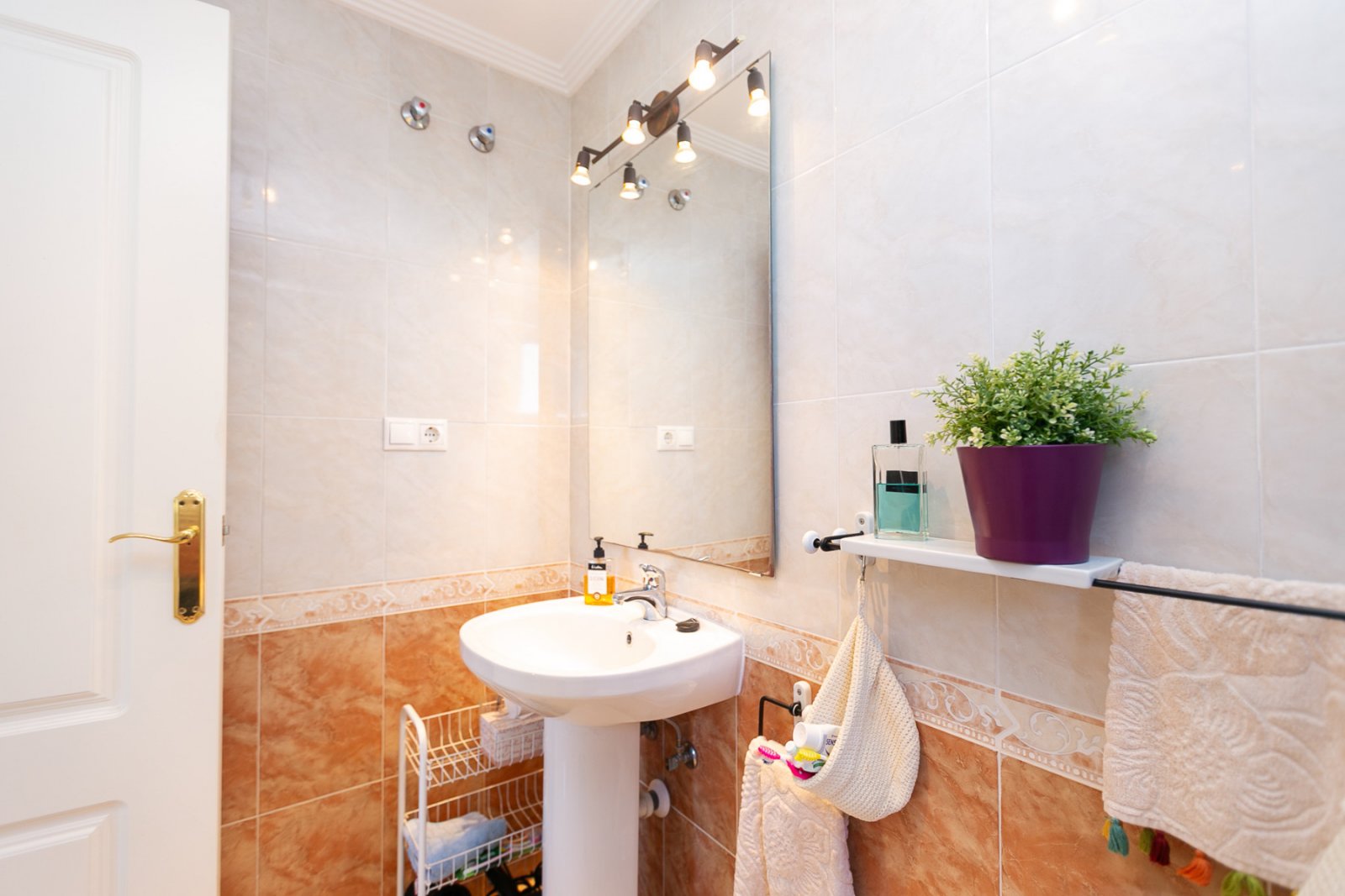 Entdecken Sie diese fantastische Wohnung in der prestigeträchtigen Wohnanlage Los Altos de Campoamor, einer der bekanntesten und gefragtesten Urbanis