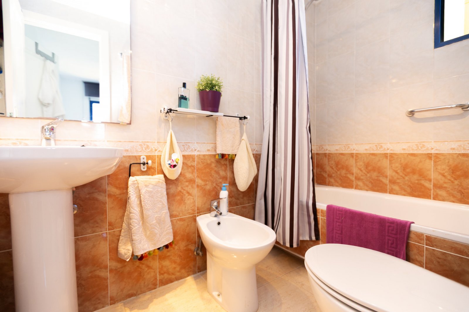 Entdecken Sie diese fantastische Wohnung in der prestigeträchtigen Wohnanlage Los Altos de Campoamor, einer der bekanntesten und gefragtesten Urbanis