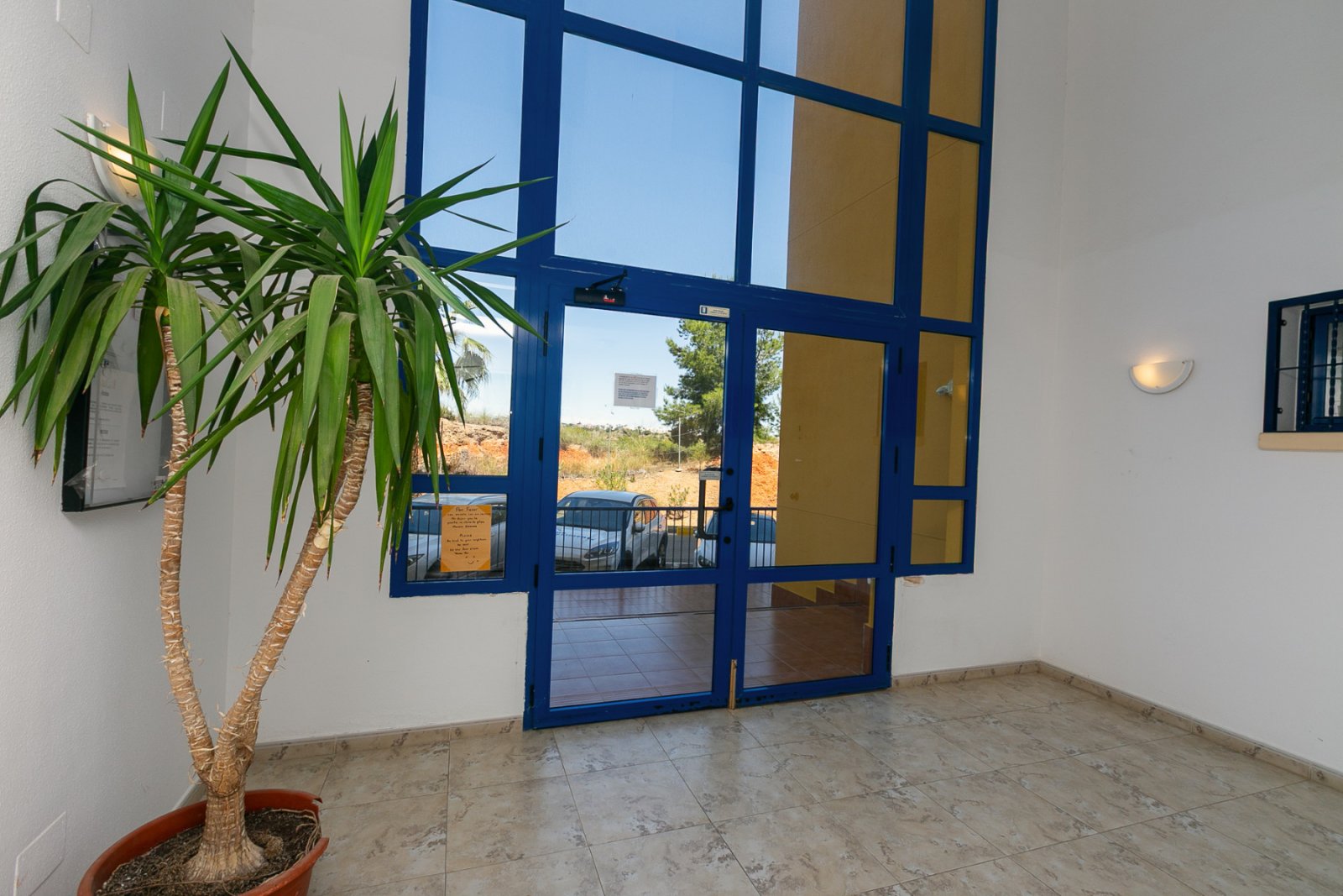 Entdecken Sie diese fantastische Wohnung in der prestigeträchtigen Wohnanlage Los Altos de Campoamor, einer der bekanntesten und gefragtesten Urbanis
