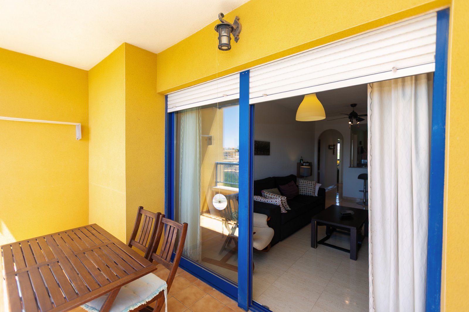 Entdecken Sie diese fantastische Wohnung in der prestigeträchtigen Wohnanlage Los Altos de Campoamor, einer der bekanntesten und gefragtesten Urbanis