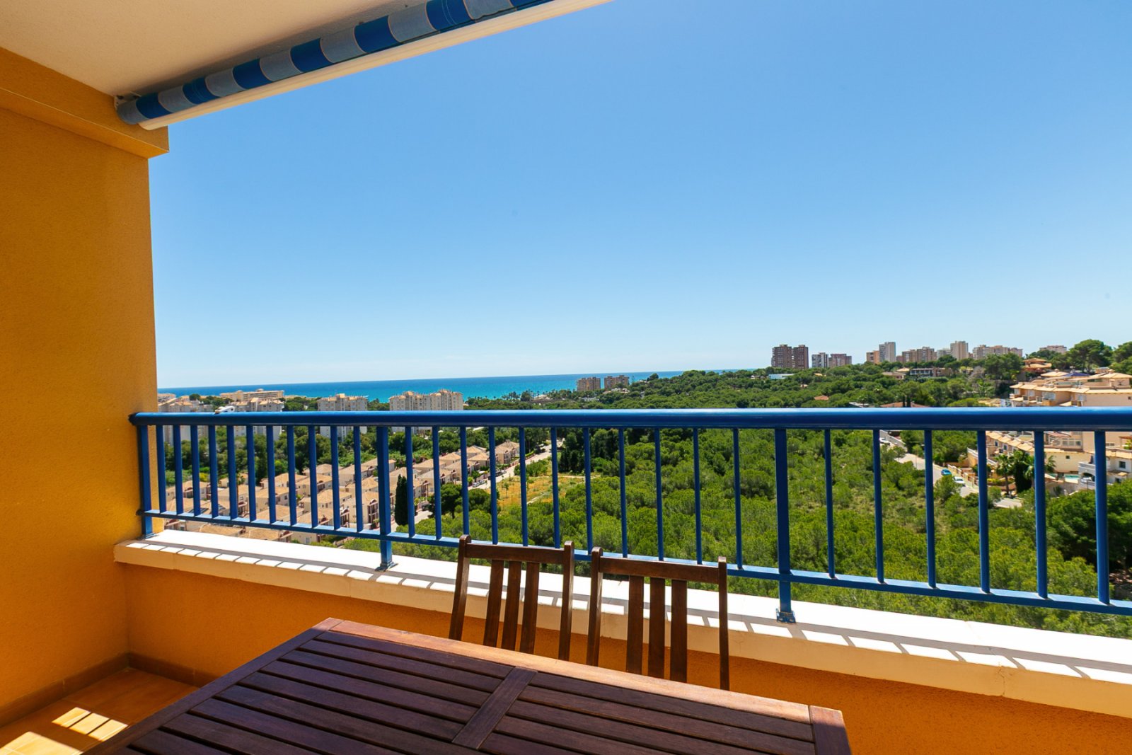 Entdecken Sie diese fantastische Wohnung in der prestigeträchtigen Wohnanlage Los Altos de Campoamor, einer der bekanntesten und gefragtesten Urbanis