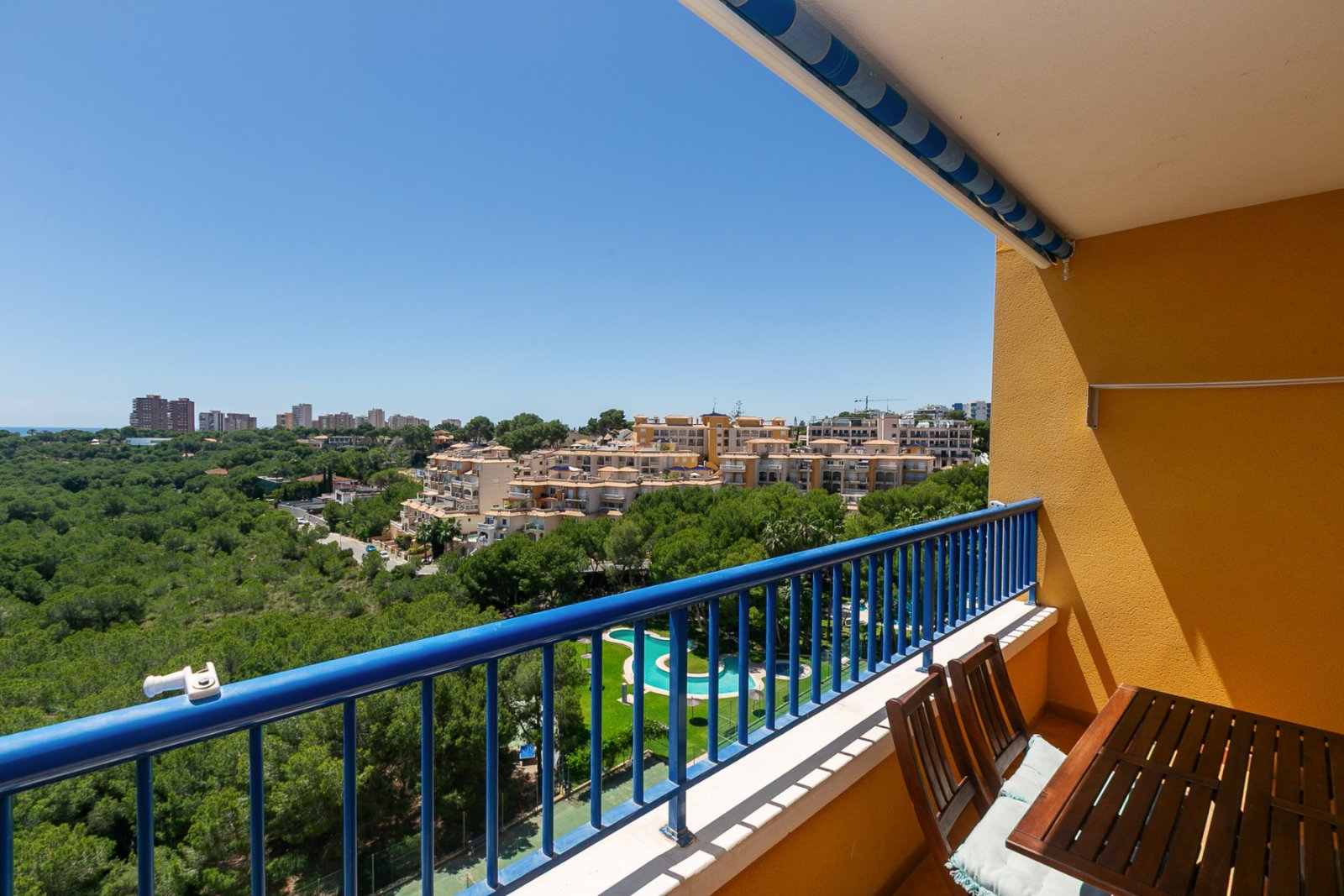 Entdecken Sie diese fantastische Wohnung in der prestigeträchtigen Wohnanlage Los Altos de Campoamor, einer der bekanntesten und gefragtesten Urbanis