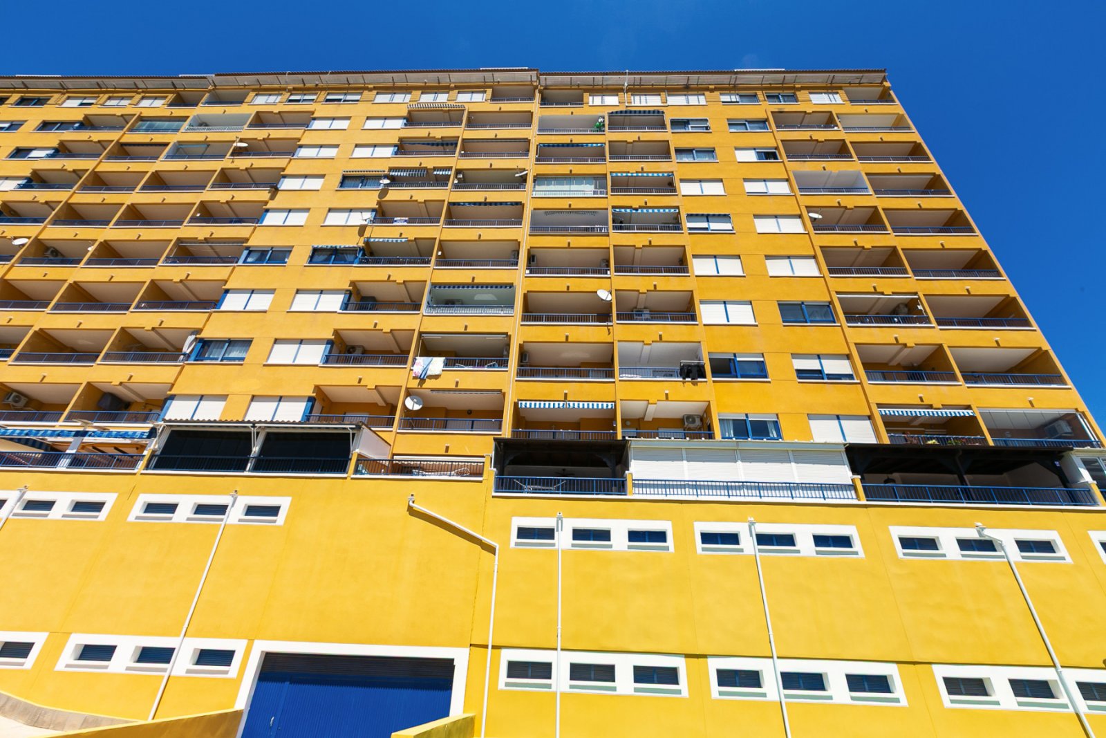 Entdecken Sie diese fantastische Wohnung in der prestigeträchtigen Wohnanlage Los Altos de Campoamor, einer der bekanntesten und gefragtesten Urbanis
