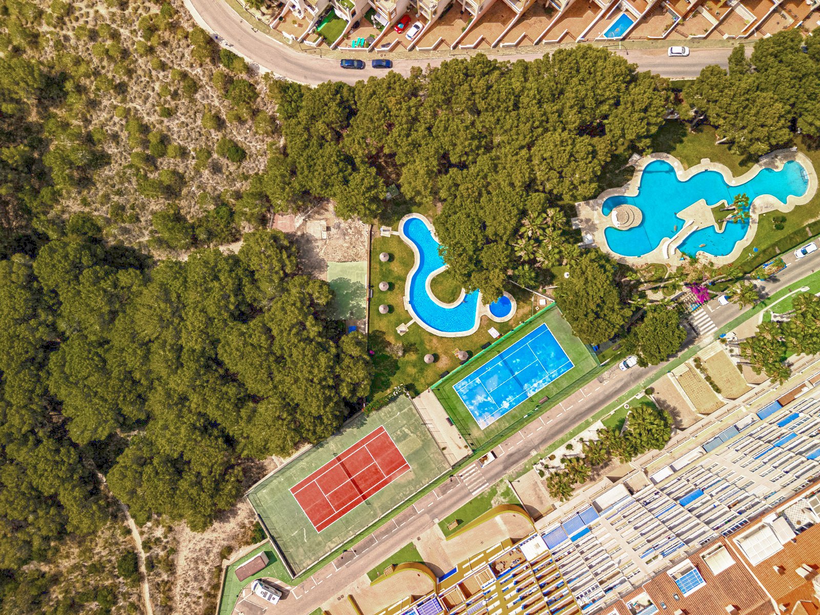 Entdecken Sie diese fantastische Wohnung in der prestigeträchtigen Wohnanlage Los Altos de Campoamor, einer der bekanntesten und gefragtesten Urbanis