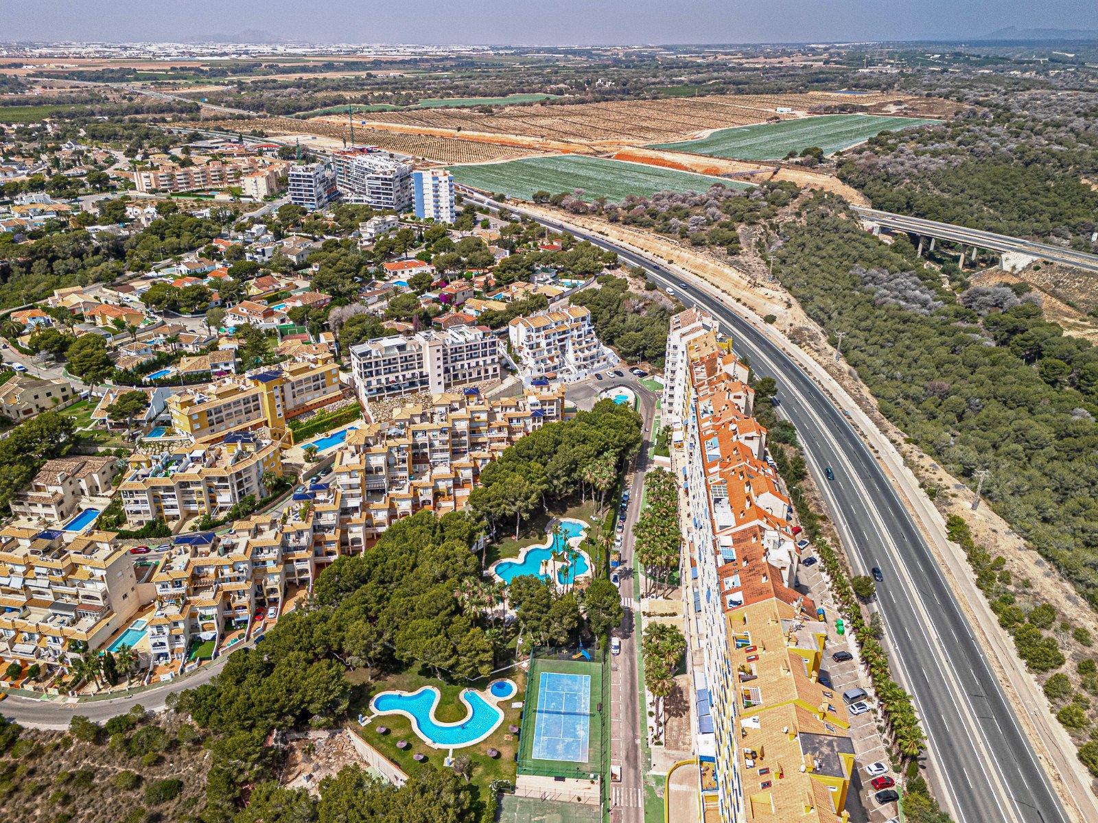 Entdecken Sie diese fantastische Wohnung in der prestigeträchtigen Wohnanlage Los Altos de Campoamor, einer der bekanntesten und gefragtesten Urbanis