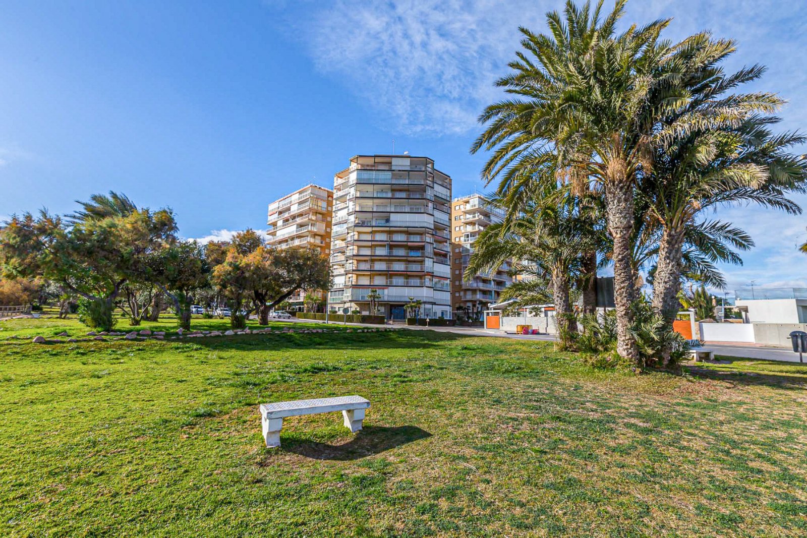 Entdecken Sie diese fantastische Wohnung in der prestigeträchtigen Wohnanlage Los Altos de Campoamor, einer der bekanntesten und gefragtesten Urbanis