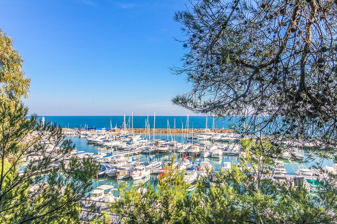 Entdecken Sie diese fantastische Wohnung in der prestigeträchtigen Wohnanlage Los Altos de Campoamor, einer der bekanntesten und gefragtesten Urbanis