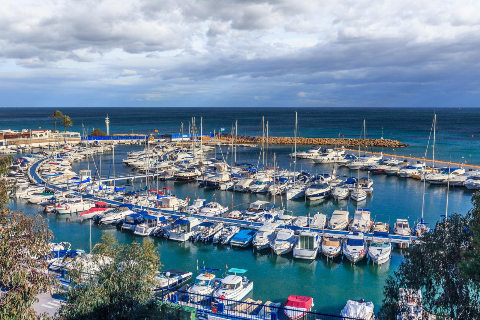 Entdecken Sie diese fantastische Wohnung in der prestigeträchtigen Wohnanlage Los Altos de Campoamor, einer der bekanntesten und gefragtesten Urbanis