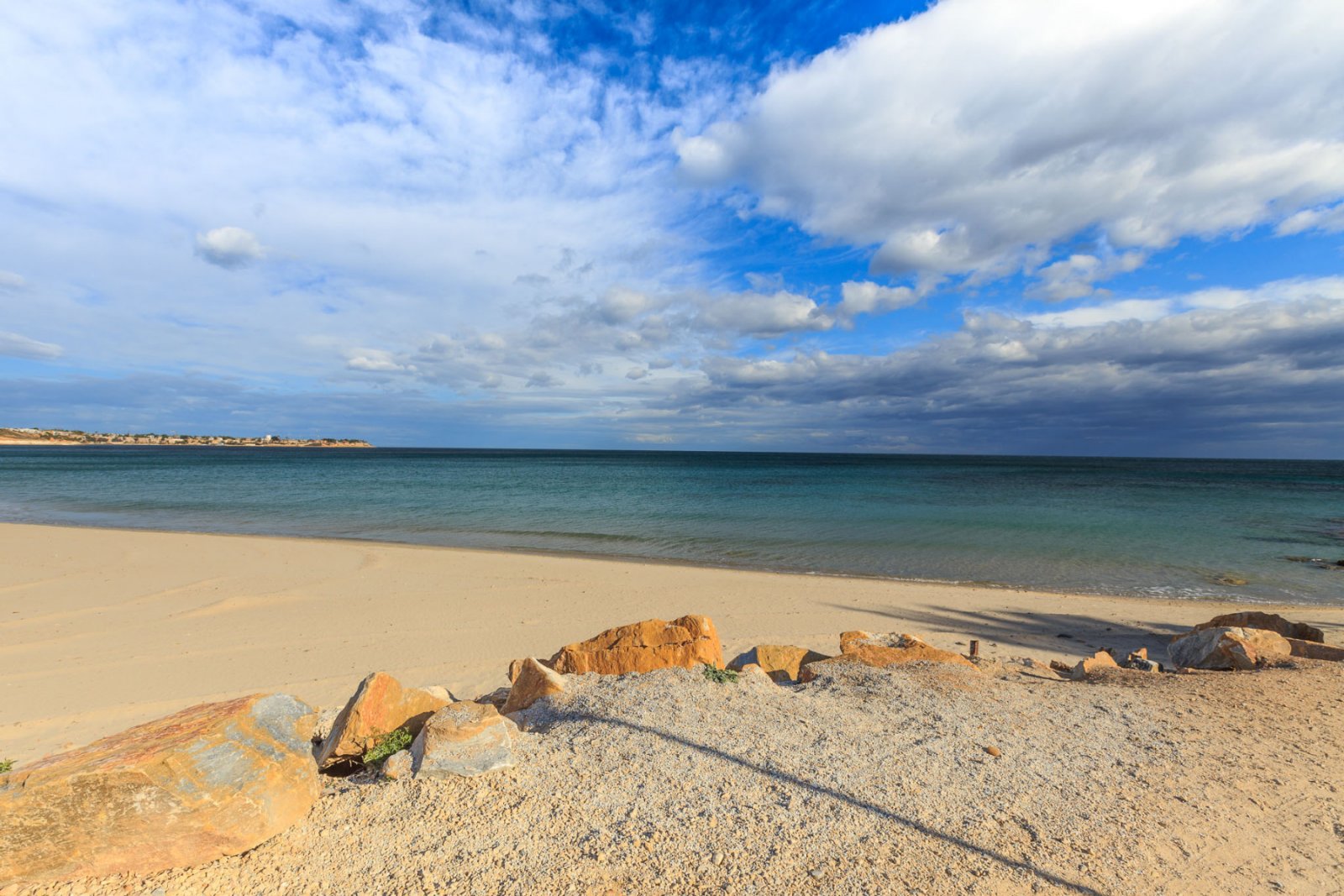 Entdecken Sie diese fantastische Wohnung in der prestigeträchtigen Wohnanlage Los Altos de Campoamor, einer der bekanntesten und gefragtesten Urbanis