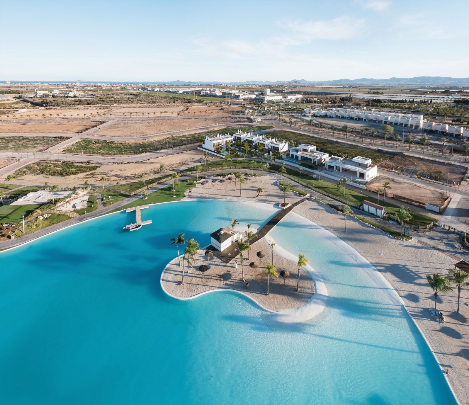 Entdecken Sie die außergewöhnliche Luxusvilla „Capri“ im begehrten Santa Rosalía Lake & Life Resort in Murcia. Eingebettet in eine exklusive Anla
