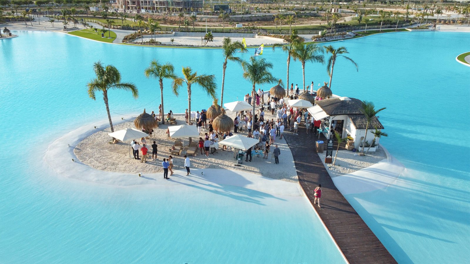 Entdecken Sie die außergewöhnliche Luxusvilla „Capri“ im begehrten Santa Rosalía Lake & Life Resort in Murcia. Eingebettet in eine exklusive Anla
