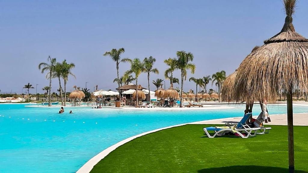 Entdecken Sie die außergewöhnliche Luxusvilla „Capri“ im begehrten Santa Rosalía Lake & Life Resort in Murcia. Eingebettet in eine exklusive Anla