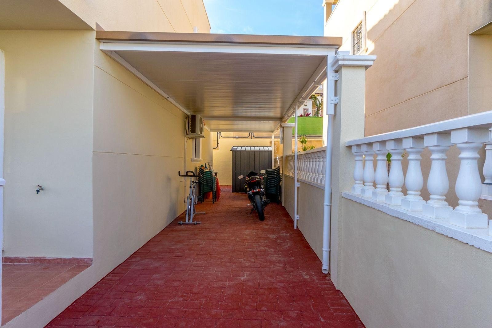  Wir präsentieren Ihnen diese gepflegte, freistehende Villa im begehrten Wohngebiet Blue Lagoon in Villamartin. Das Haus verfügt über 3 Schlafzimmer u