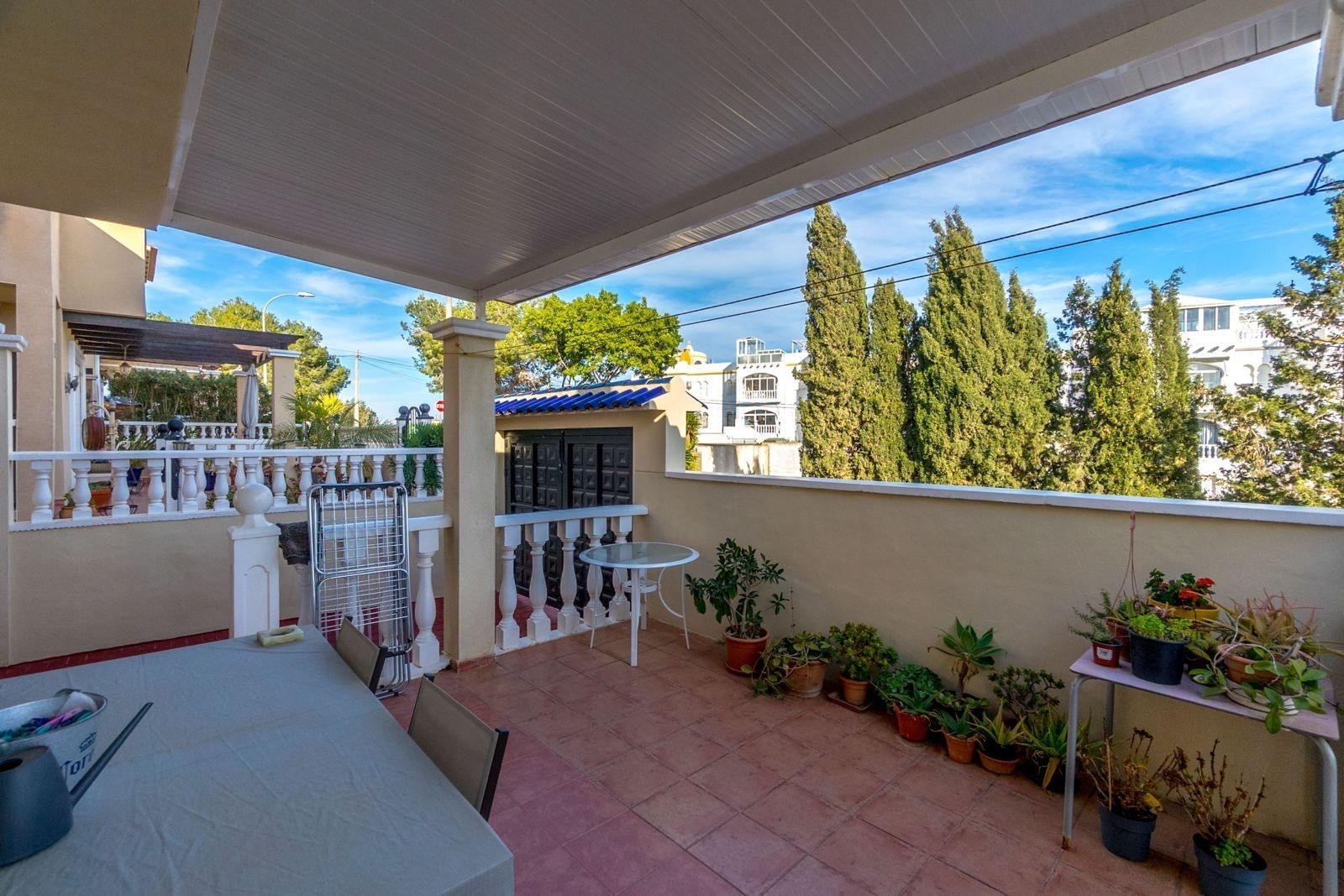  Wir präsentieren Ihnen diese gepflegte, freistehende Villa im begehrten Wohngebiet Blue Lagoon in Villamartin. Das Haus verfügt über 3 Schlafzimmer u