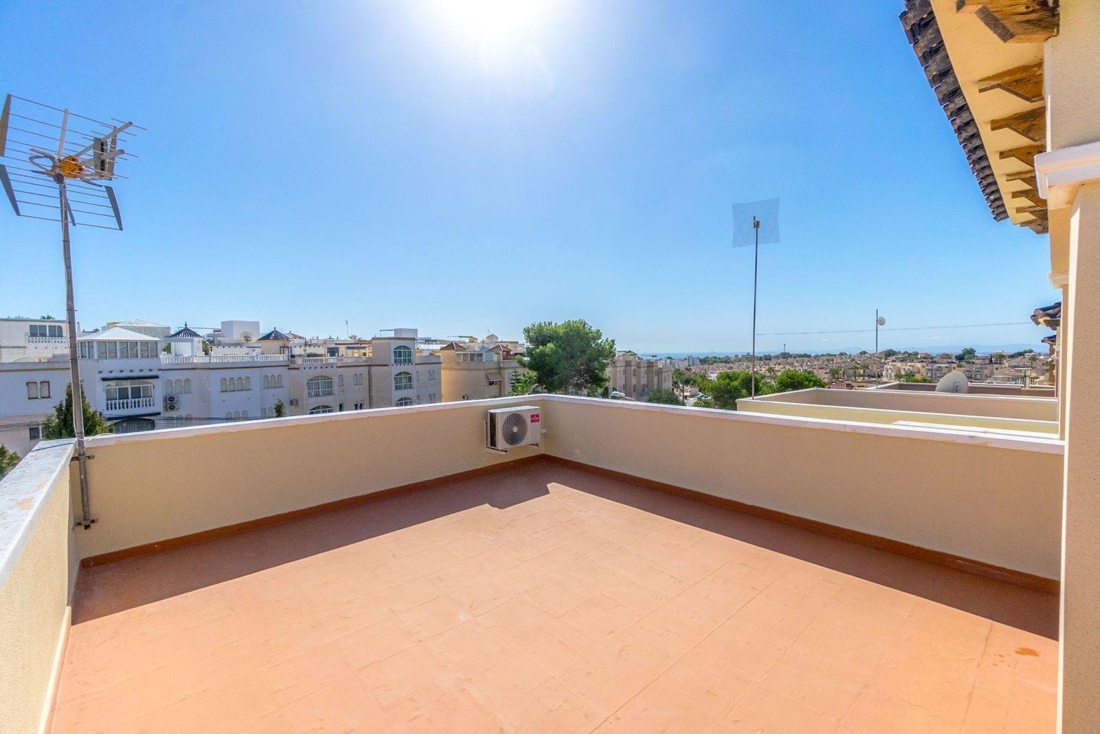  Wir präsentieren Ihnen diese gepflegte, freistehende Villa im begehrten Wohngebiet Blue Lagoon in Villamartin. Das Haus verfügt über 3 Schlafzimmer u