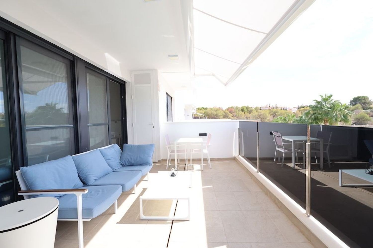 Südlich ausgerichtete Wohnung mit Blick auf Garten und Pool Diese bezugsfertige Zwei-Schlafzimmer-Wohnung im zweiten Stock vereint Sonne, Komfort und