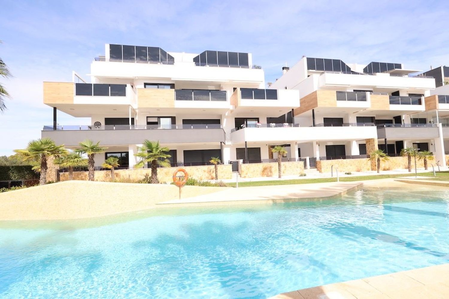 Südlich ausgerichtete Wohnung mit Blick auf Garten und Pool Diese bezugsfertige Zwei-Schlafzimmer-Wohnung im zweiten Stock vereint Sonne, Komfort und