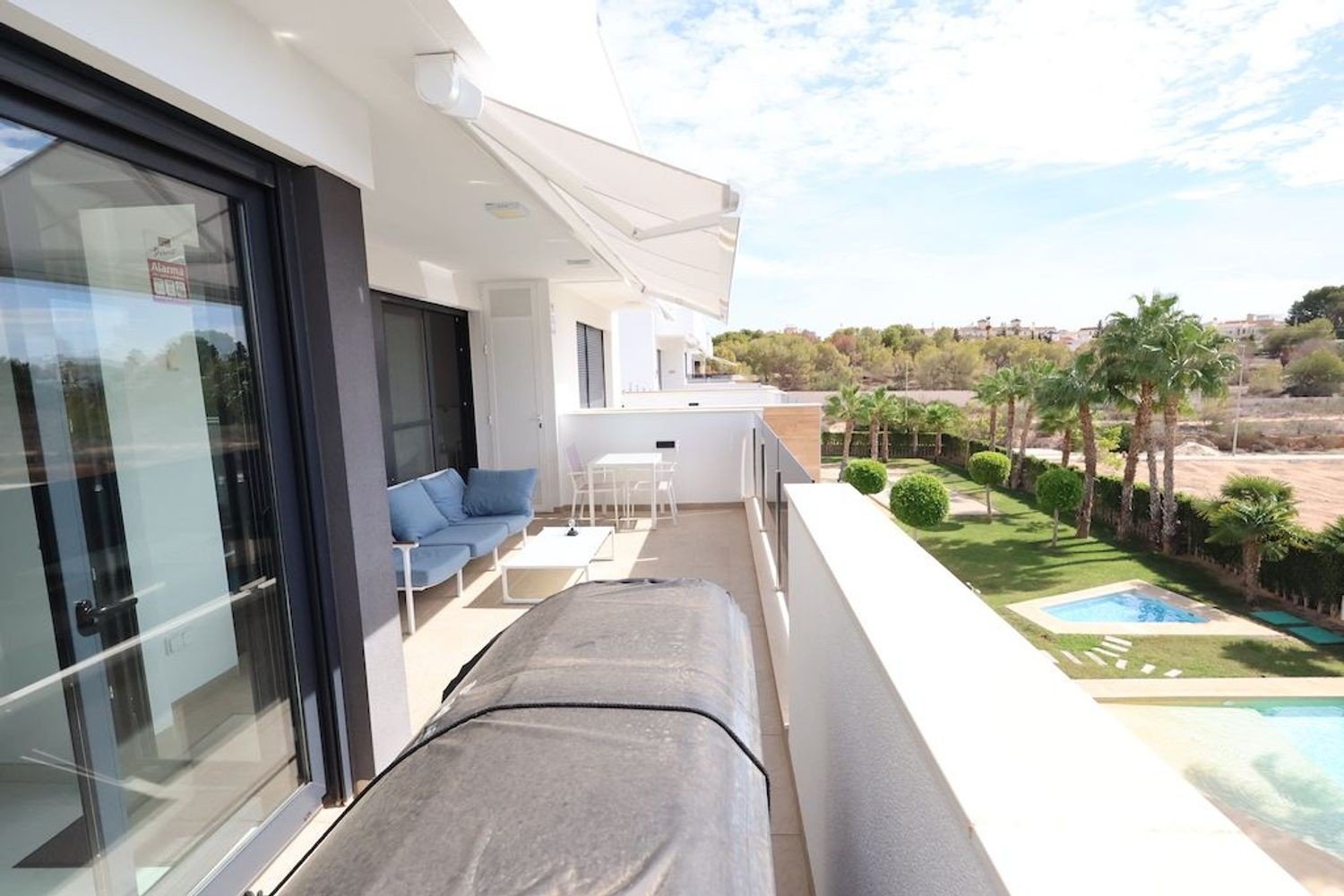 Südlich ausgerichtete Wohnung mit Blick auf Garten und Pool Diese bezugsfertige Zwei-Schlafzimmer-Wohnung im zweiten Stock vereint Sonne, Komfort und