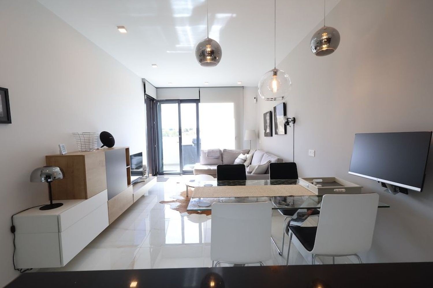 Südlich ausgerichtete Wohnung mit Blick auf Garten und Pool Diese bezugsfertige Zwei-Schlafzimmer-Wohnung im zweiten Stock vereint Sonne, Komfort und