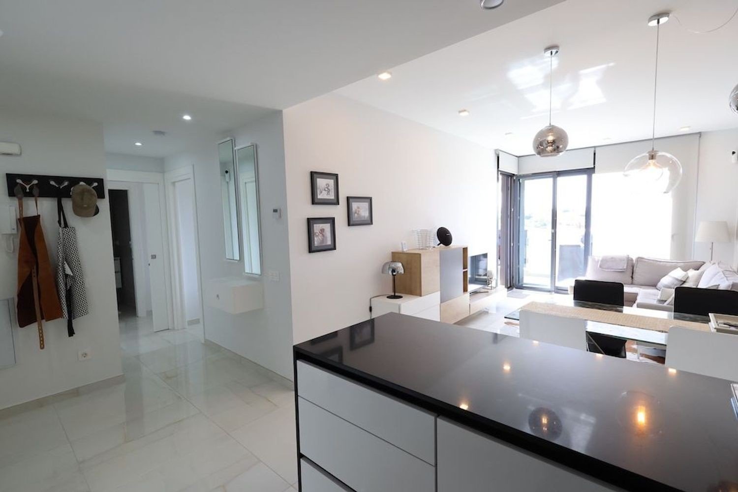 Südlich ausgerichtete Wohnung mit Blick auf Garten und Pool Diese bezugsfertige Zwei-Schlafzimmer-Wohnung im zweiten Stock vereint Sonne, Komfort und