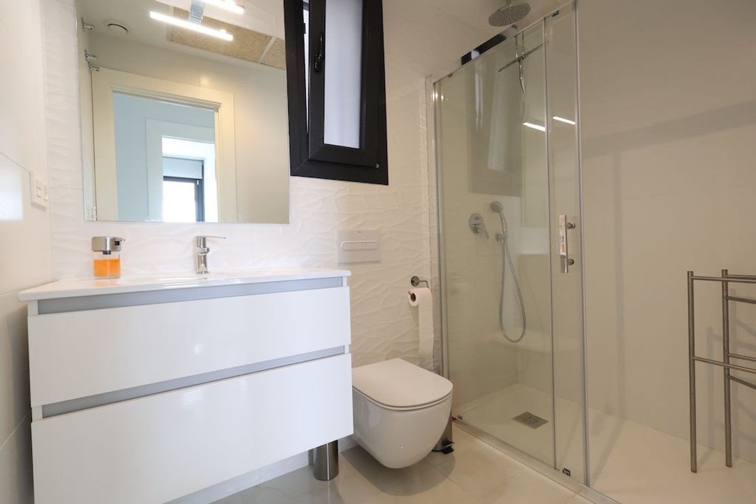 Südlich ausgerichtete Wohnung mit Blick auf Garten und Pool Diese bezugsfertige Zwei-Schlafzimmer-Wohnung im zweiten Stock vereint Sonne, Komfort und