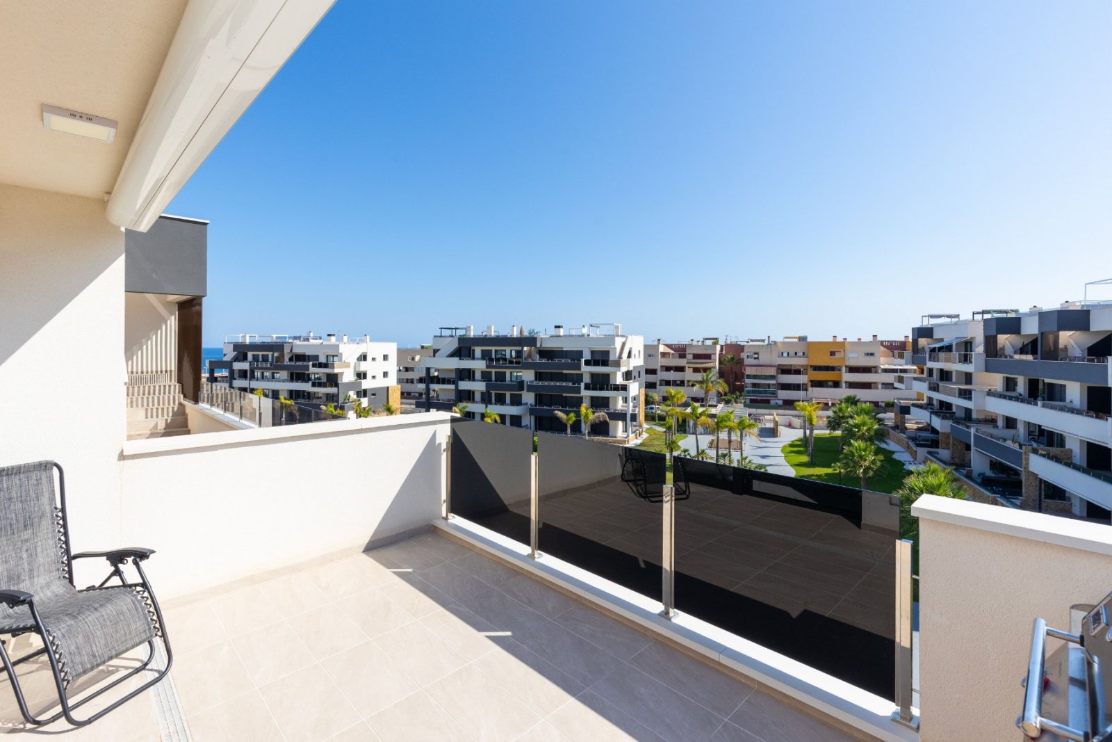Penthouse apartment located in the prestigious and modern Amanecer Deluxe residential complex, in a quiet area known for its contemporary architectu