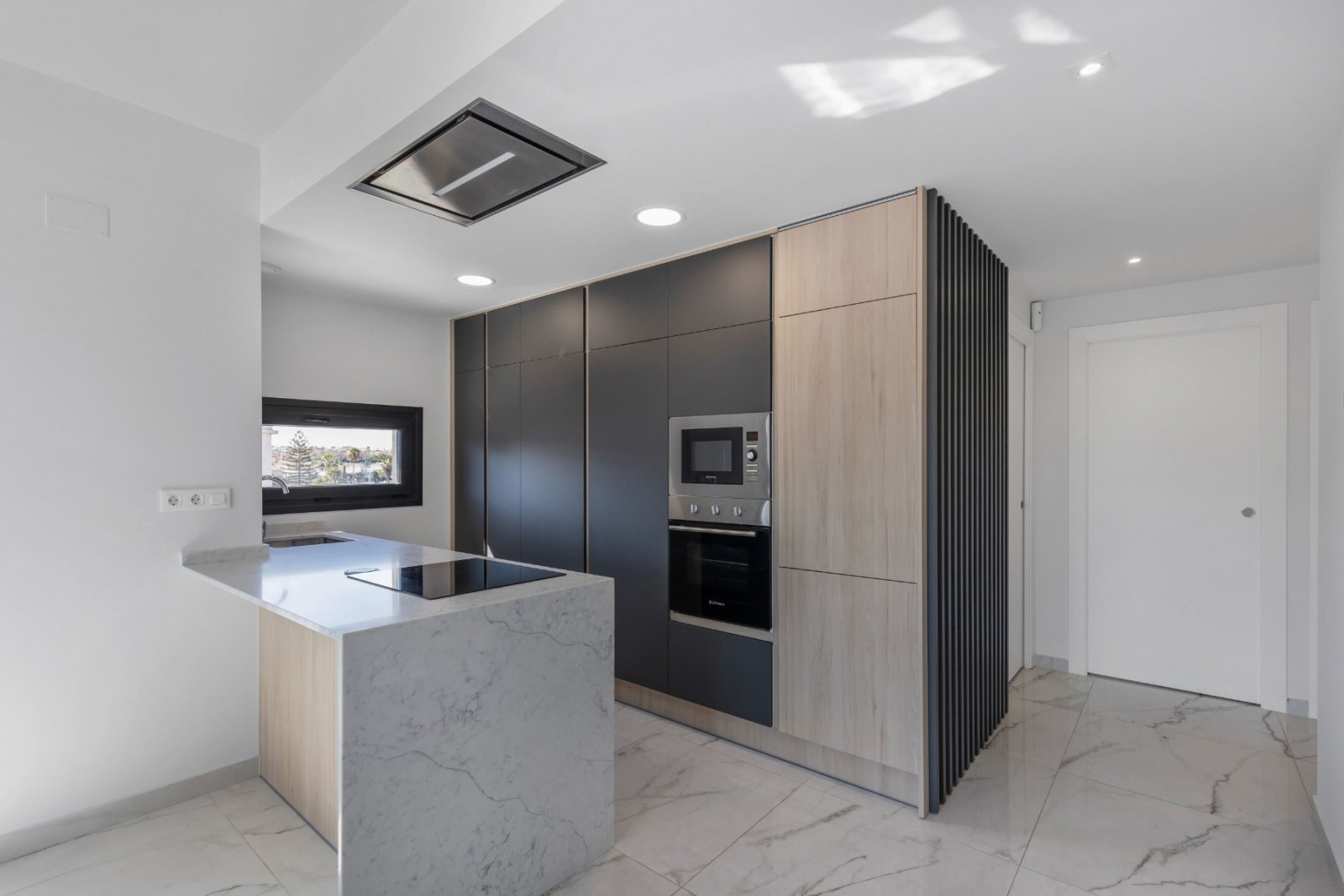 Penthouse apartment located in the prestigious and modern Amanecer Deluxe residential complex, in a quiet area known for its contemporary architectu