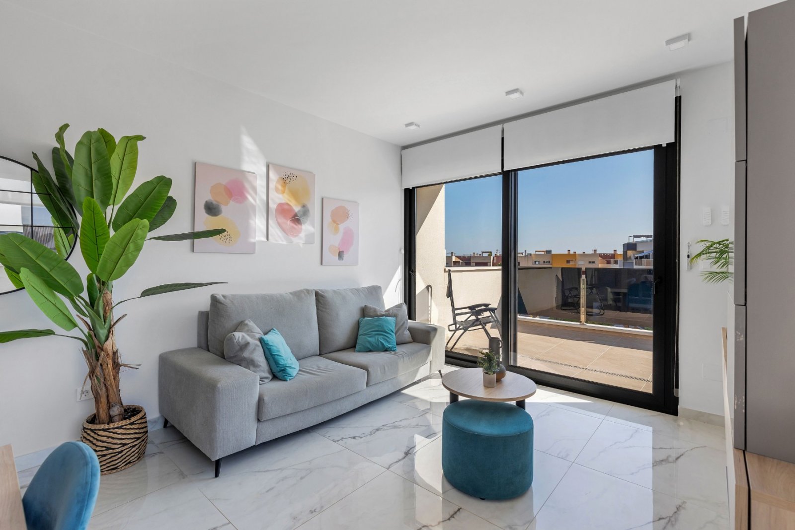 Penthouse apartment located in the prestigious and modern Amanecer Deluxe residential complex, in a quiet area known for its contemporary architectu