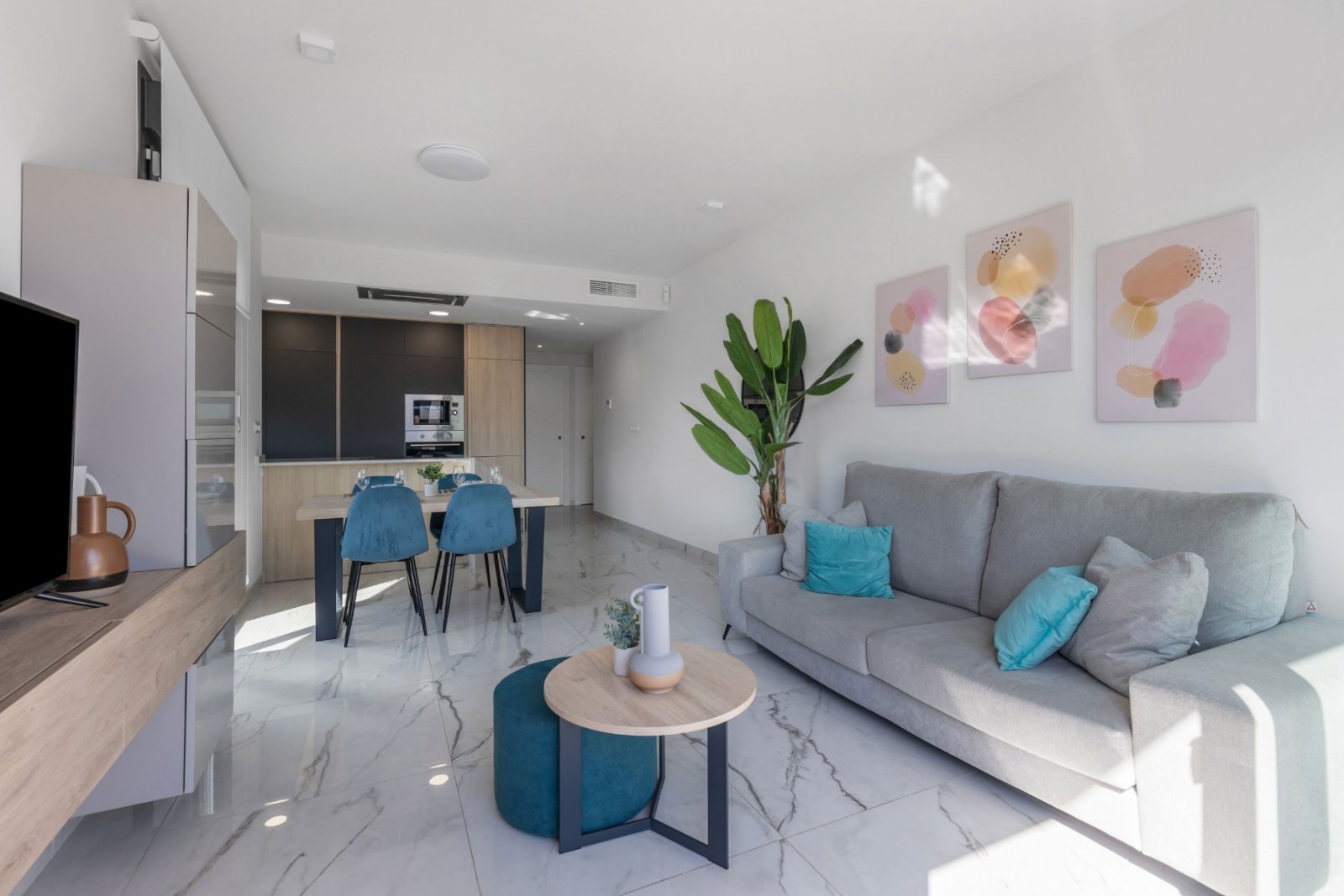 Penthouse apartment located in the prestigious and modern Amanecer Deluxe residential complex, in a quiet area known for its contemporary architectu