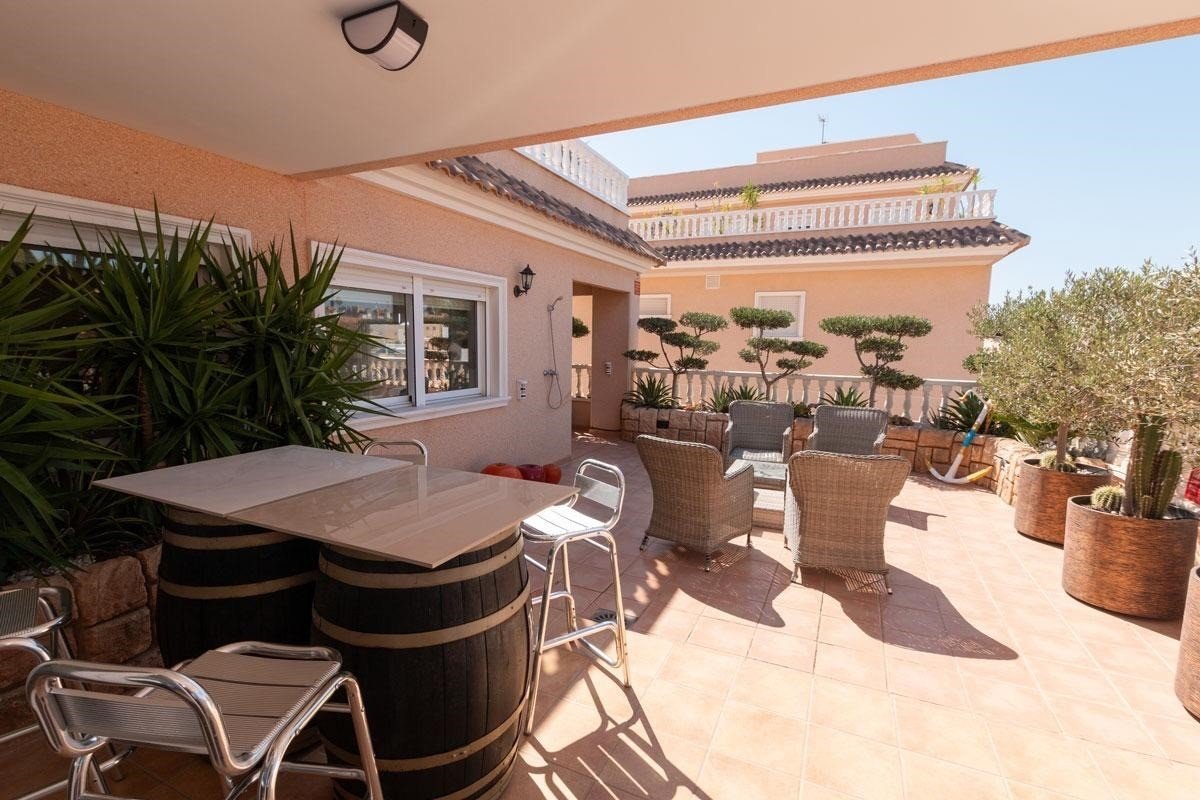   This South-East Facing, Three Bedroom, 2nd Floor Apartment in Los Dolses, Villamartin, is located in a desirable area of the Orihuela Costa, just a 