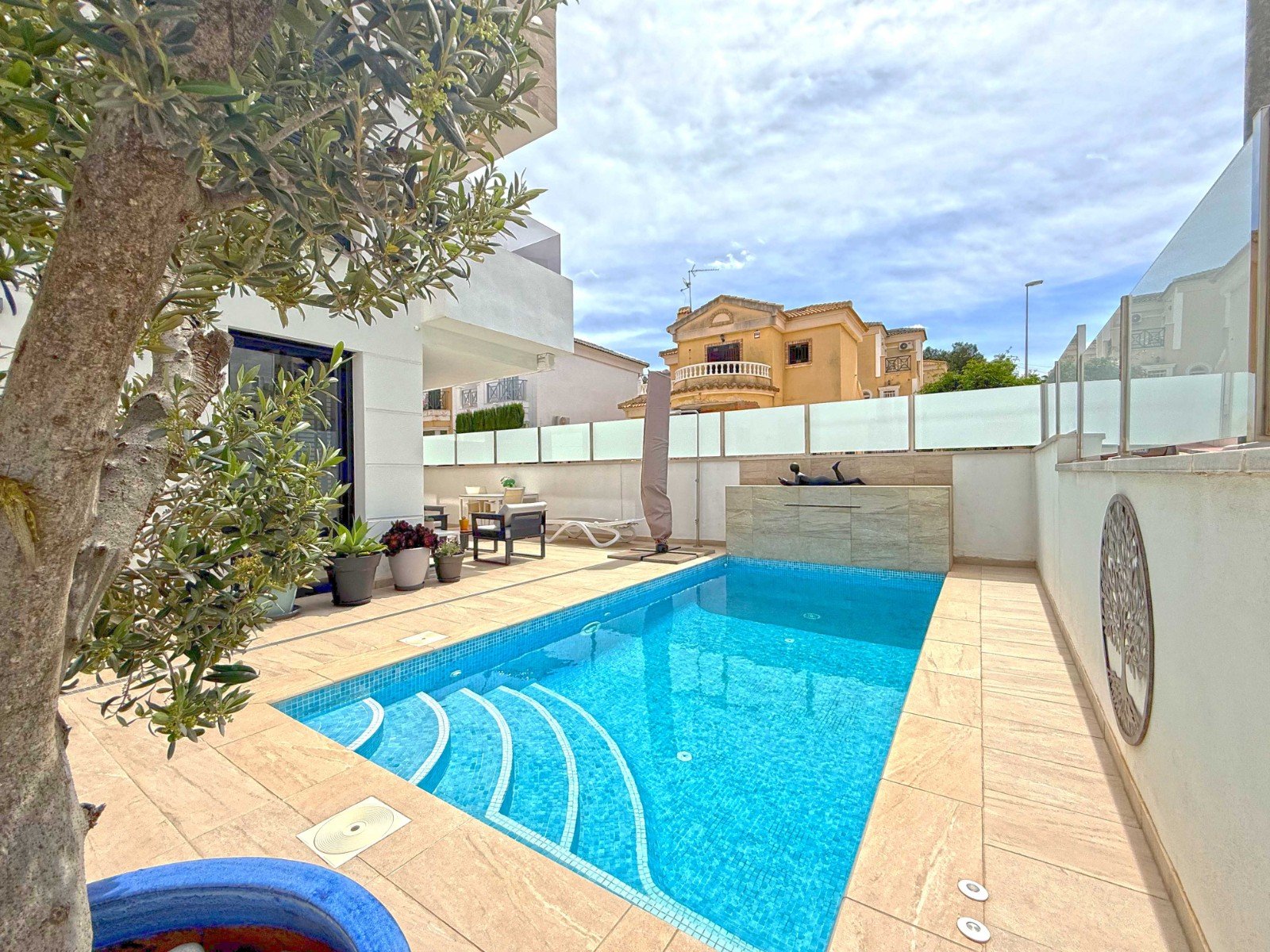 Diese moderne Villa liegt in der begehrten Gegend von Villamartin und bietet eine perfekte Kombination aus Luxus, Komfort und Funktionalität. Das Hau