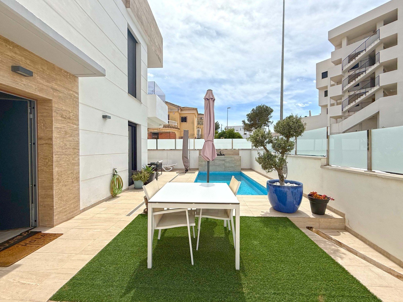 Diese moderne Villa liegt in der begehrten Gegend von Villamartin und bietet eine perfekte Kombination aus Luxus, Komfort und Funktionalität. Das Hau