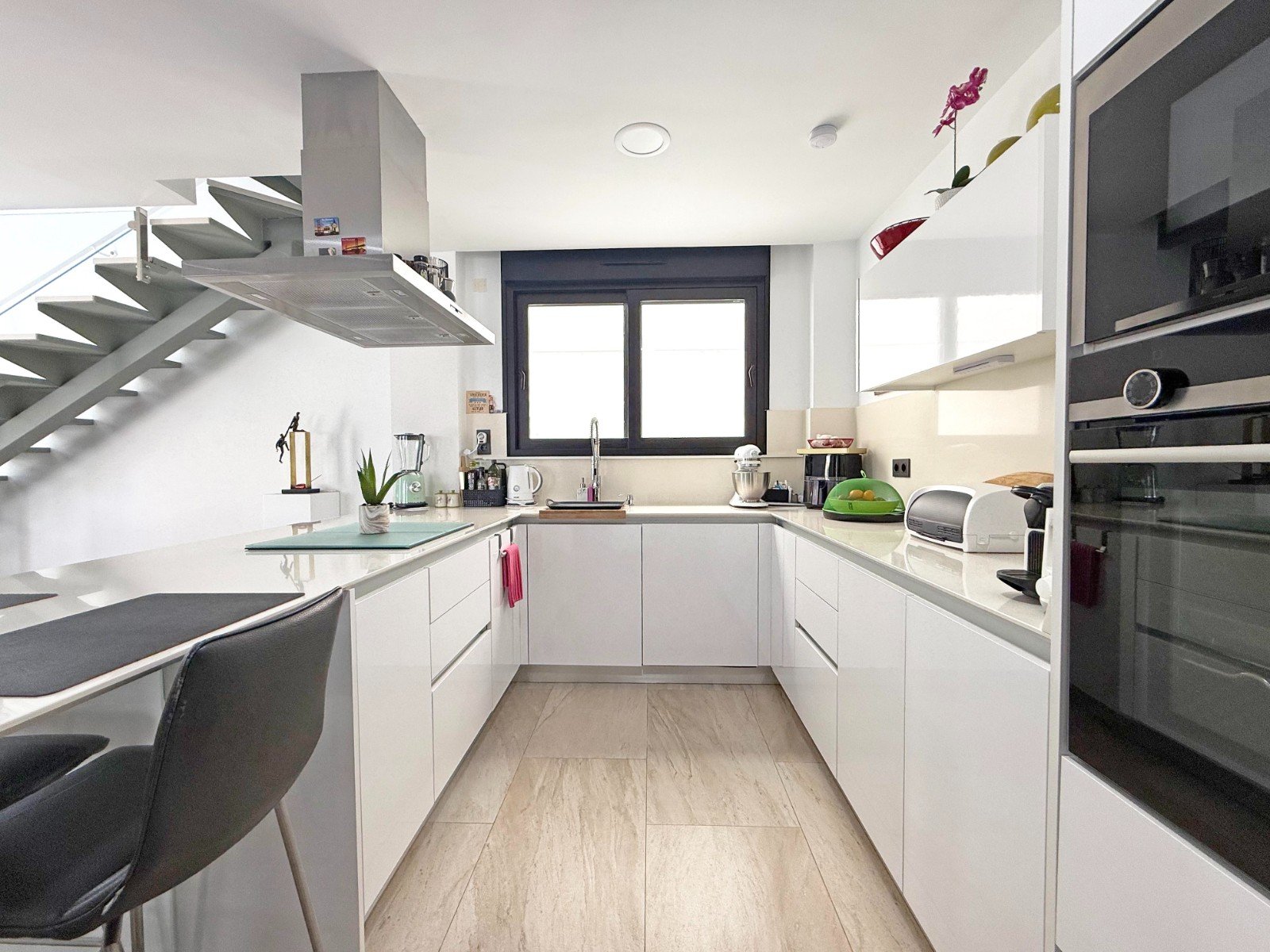 Diese moderne Villa liegt in der begehrten Gegend von Villamartin und bietet eine perfekte Kombination aus Luxus, Komfort und Funktionalität. Das Hau