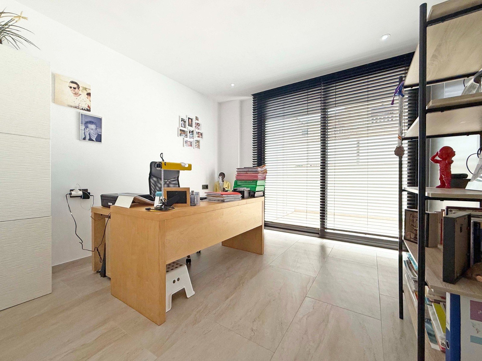Diese moderne Villa liegt in der begehrten Gegend von Villamartin und bietet eine perfekte Kombination aus Luxus, Komfort und Funktionalität. Das Hau