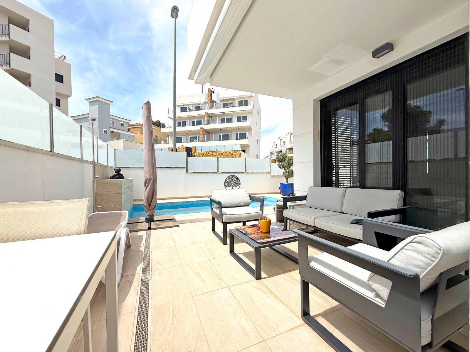 Diese moderne Villa liegt in der begehrten Gegend von Villamartin und bietet eine perfekte Kombination aus Luxus, Komfort und Funktionalität. Das Hau